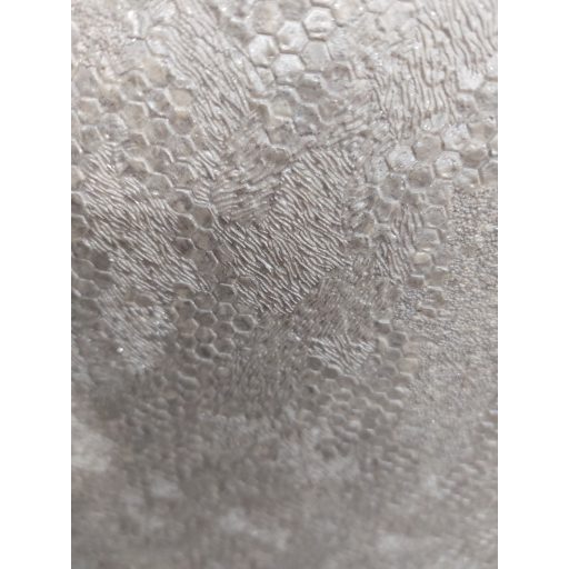 Letisztult, modern tapéta apró  3D hatszög mintával és strukturált felülettel ezüst színben