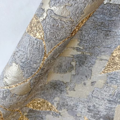 Modern levélmintás tapéta különleges, enyhén texturált felülette szürke-arany színben