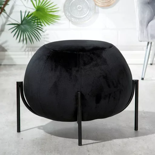 Fekete bársony puff – Modern design fém lábakkal