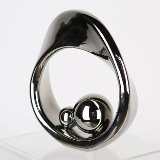 Ezüst színű, nikkel hatású szobor, gömb díszítéssel