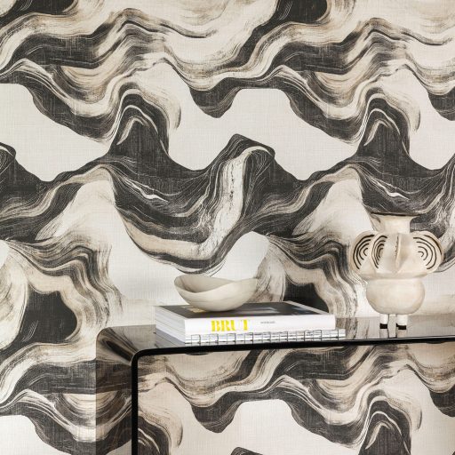 Modern absztrakt hullámmintás tapéta fekete és bézs árnyalatokkal, textilhatású felülettel