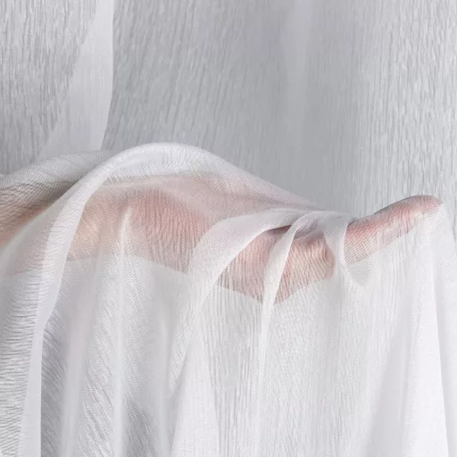 Prémium fehér voile készfüggöny esőszerű, függőleges textúrával és, finom fényű anyagból. Fém karikás kialakítása modern megjelenést biztosít, miközben kellemesen szűri a természetes fényt. 400X250 cm