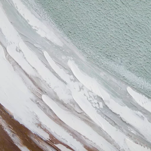 Elegáns, kézzel festett absztrakt vászonkép friss menta, fehér és földszínekkel 70X100 cm