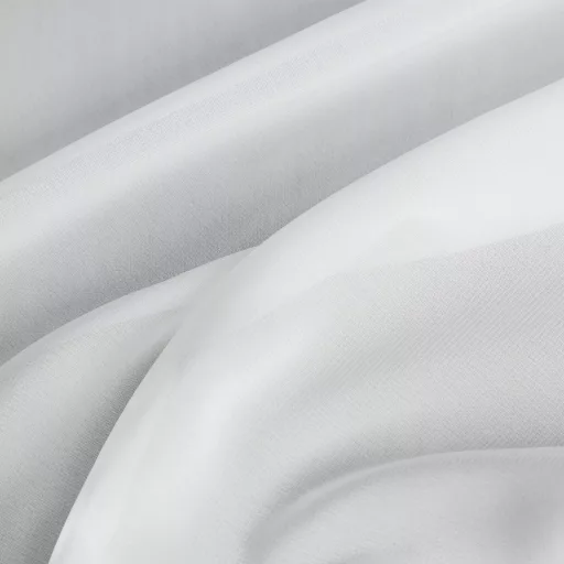 Modern fehér voile készfüggöny fém karikás kivitelben, rúdkarnisra. Könnyed, áttetsző anyaga kellemes természetes fényt enged a helyiségbe, miközben elegáns megjelenést biztosít, 350X250