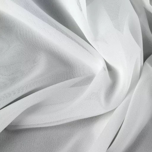 Modern fehér voile készfüggöny fém karikás kivitelben, rúdkarnisra. Könnyed, áttetsző anyaga kellemes természetes fényt enged a helyiségbe, miközben elegáns megjelenést biztosít, 350X250