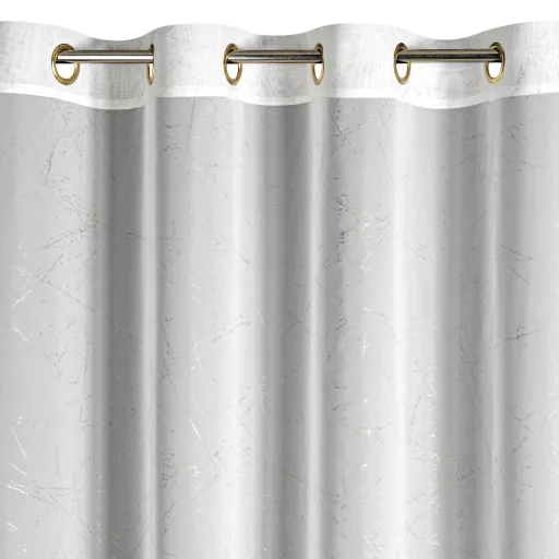 Lágy esésű, fehér voile készfüggöny arany márványhatású mintával – elegáns fényáteresztő függöny arany ringlikkel, fémkarikákkall, rúdkarnishoz. 140X250cm  