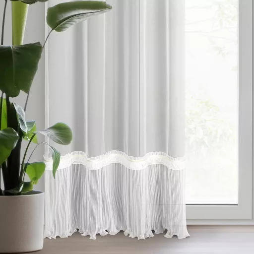 Fehér voile készfüggöny plisszírozott alsó résszel és csipkés fodorral – exkluzív fényáteresztő függöny ringlis kivitelben 140X250cm 