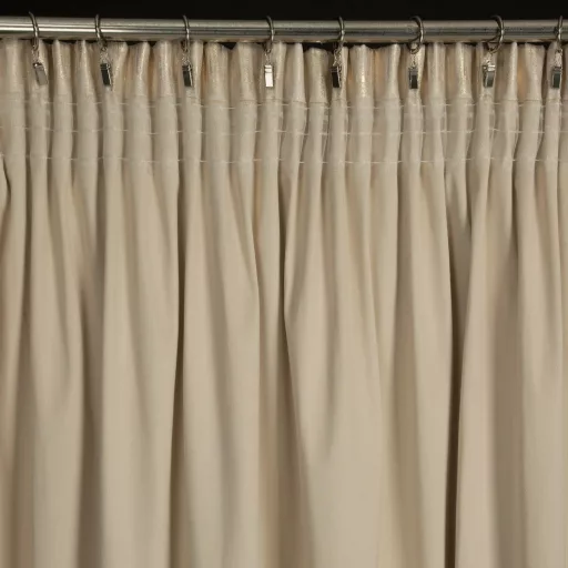 Elegáns arany fényes dekorfüggöny prémium  anyagból. Fémes csillogás, exkluzív megjelenés–egyenletes ceruza ráncolóval, rúdkarnisra és sínes karnishoz ,140X270cm