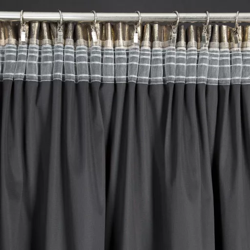 Elegáns sötétarany-fekete fényes dekorfüggöny prémium  anyagból. Fémes csillogás, exkluzív megjelenés–egyenletes ceruza ráncolóval, rúdkarnisra és sínes karnishoz ,140X270cm