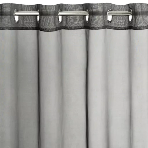 Elegáns grafitszürke voile készfüggöny különleges áttört mintás alsó betéttel. A könnyed fényáteresztő anyag és a modern fémkarikás kialakítás 140X250cm 