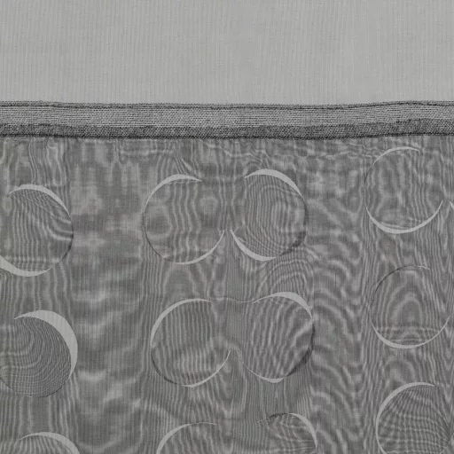 Elegáns grafitszürke voile készfüggöny különleges áttört mintás alsó betéttel. A könnyed fényáteresztő anyag és a modern fémkarikás kialakítás 140X250cm 