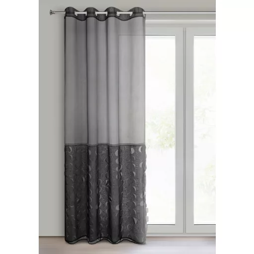 Elegáns grafitszürke voile készfüggöny különleges áttört mintás alsó betéttel. A könnyed fényáteresztő anyag és a modern fémkarikás kialakítás 140X250cm 