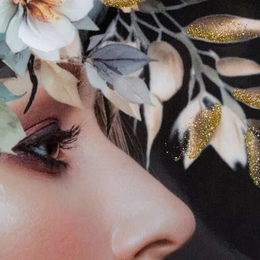 Különleges női portré lenyomat ,  vászonkép finom virágmotívumokkal 60X80x3.5 cm