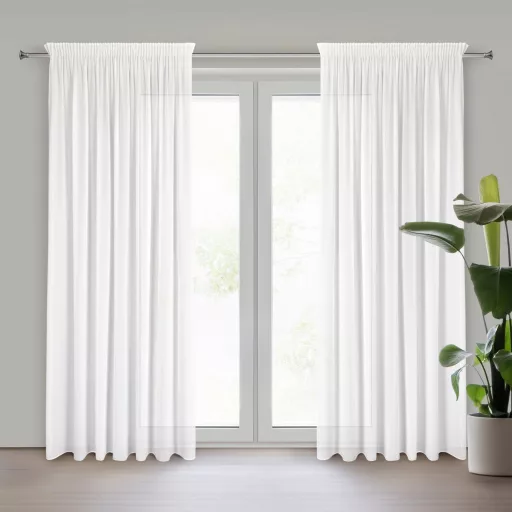 Modern törtfehér voile készfüggöny egyenletes ceruza ráncolóval, rúdkarnisra és sínes karnisra, csipesszel és kampóval rögzíthető. Attetsző anyaga kellemes természetes fényt enged a helyiségbe, miközben elegáns megjelenést biztosít 400X270cm 