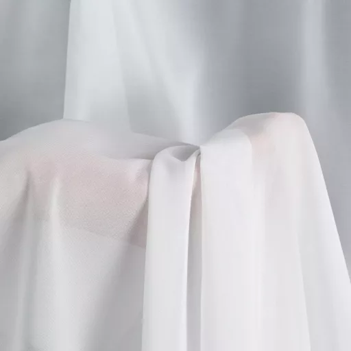 Modern fehér voile készfüggöny egyenletes ceruza ráncolóval, rúdkarnisra és sínes karnisra, csipesszel és kampóval rögzíthető. Könnyed, áttetsző anyaga kellemes természetes fényt enged a helyiségbe, miközben elegáns megjelenést biztosít,300x300cm 