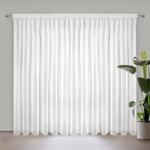 Modern fehér voile készfüggöny egyenletes ceruza ráncolóval, rúdkarnisra és sínes karnisra, csipesszel és kampóval rögzíthető. Könnyed, áttetsző anyaga kellemes természetes fényt enged a helyiségbe, miközben elegáns megjelenést biztosít,300x300cm 