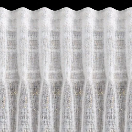 Légies megjelenésű, fehér természetes textúrájú készfüggöny finoman csillogó aranyszálakkal, egyenletes ceruza ráncolóval, rúdkarnisra és sínes karnisra, csipesszel és kampóval rögzíthető.  140X270cm 