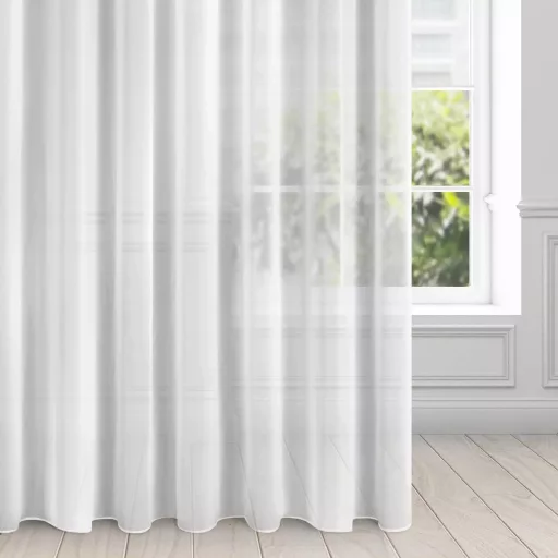 Modern fehér voile készfüggöny egyenletes ceruza ráncolóval, rúdkarnisra és sínes karnisra, csipesszel és kampóval rögzíthető. Könnyed, áttetsző anyaga kellemes természetes fényt enged a helyiségbe, miközben elegáns megjelenést biztosít, 140X270cm 
