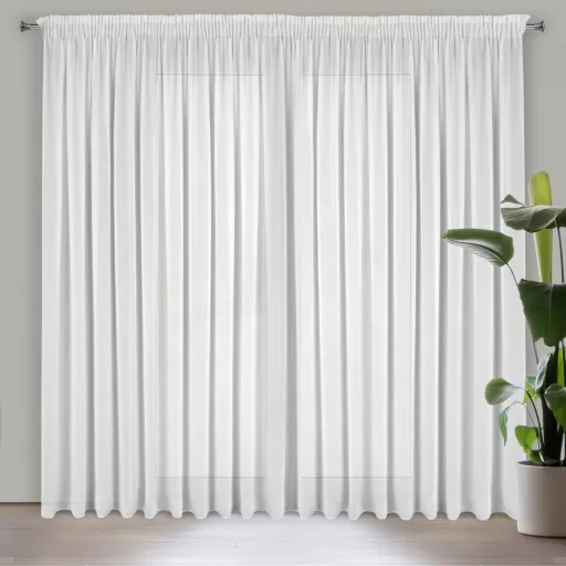 Modern fehér voile készfüggöny egyenletes ceruza ráncolóval, rúdkarnisra és sínes karnisra, csipesszel és kampóval rögzíthető. Könnyed, áttetsző anyaga kellemes természetes fényt enged a helyiségbe, miközben elegáns megjelenést biztosít, 350X270cm 
