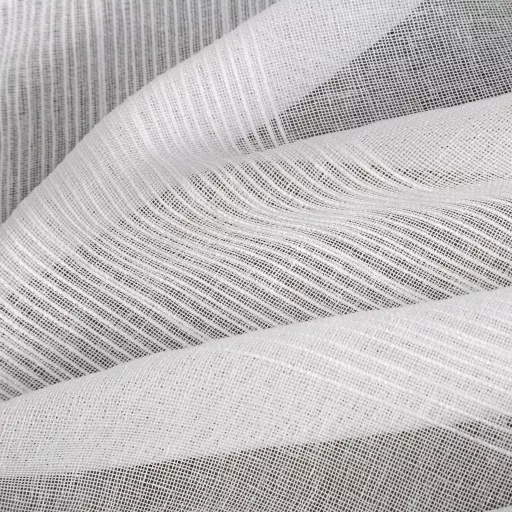 Légies megjelenésű, fehér voile készfüggöny dekoratív vízszintes csíkos betétekkel, fém ringlikkel, fémkarikákkall, rúdkarnishoz. 140X250cm  