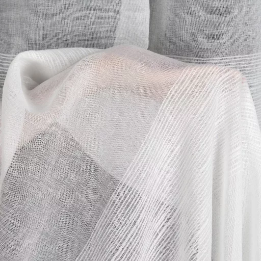 Légies megjelenésű, fehér voile készfüggöny dekoratív vízszintes csíkos betétekkel, fém ringlikkel, fémkarikákkall, rúdkarnishoz. 140X250cm  