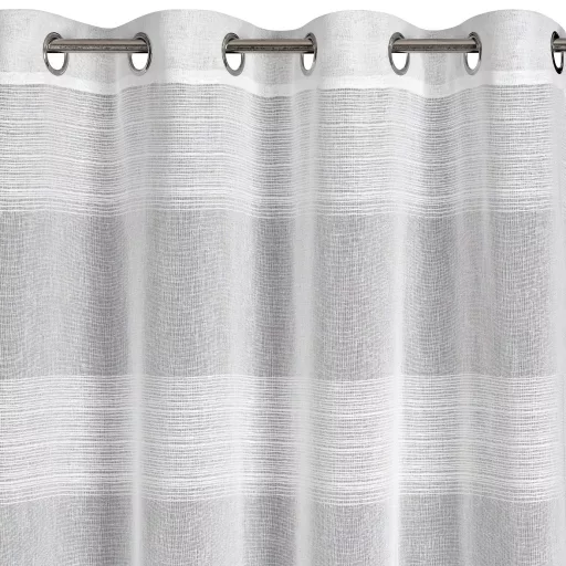 Légies megjelenésű, fehér voile készfüggöny dekoratív vízszintes csíkos betétekkel, fém ringlikkel, fémkarikákkall, rúdkarnishoz. 140X250cm  