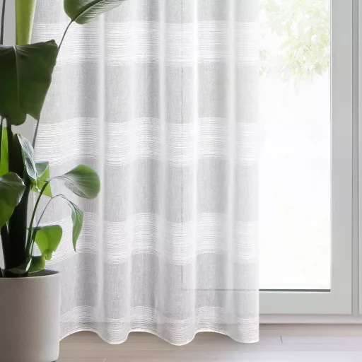 Légies megjelenésű, fehér voile készfüggöny dekoratív vízszintes csíkos betétekkel, fém ringlikkel, fémkarikákkall, rúdkarnishoz. 140X250cm  