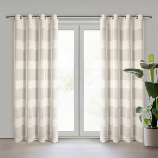 Légies megjelenésű,beige voile készfüggöny dekoratív vízszintes csíkos betétekkel, fém ringlikkel, fémkarikákkall, rúdkarnishoz. 140X250cm  