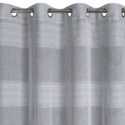 Légies megjelenésű szürke voile készfüggöny dekoratív vízszintes csíkos betétekkel, fém ringlikkel, fémkarikákkall, rúdkarnishoz. 140X250cm  