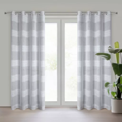 Légies megjelenésű szürke voile készfüggöny dekoratív vízszintes csíkos betétekkel, fém ringlikkel, fémkarikákkall, rúdkarnishoz. 140X250cm  