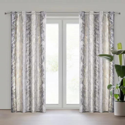 Szürke árnyalatú készfüggöny ,aranyló- festett hatású mintázattal – fém ringlivel rúdkarnishoz 135X250cm