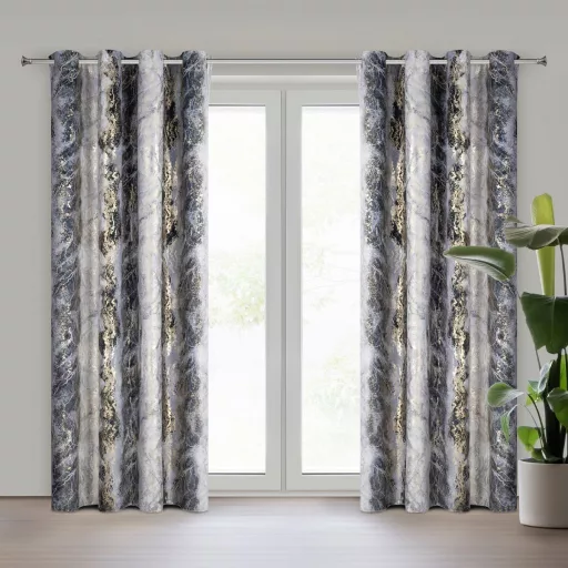 Szürke árnyalatú készfüggöny ,aranyló- festett hatású mintázattal – fém ringlivel rúdkarnishoz 135X250cm