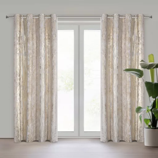 Arany árnyalatú készfüggöny ,aranyló- festett hatású mintázattal – fém ringlivel rúdkarnishoz 135X250cm