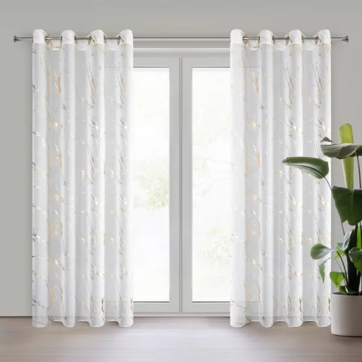 Fehér-arany márványmintás voile készfüggöny – exkluzív fényáteresztő függöny arany ringlikkel,  fémkarikákkall, rúdkarnishoz. 140X250cm 