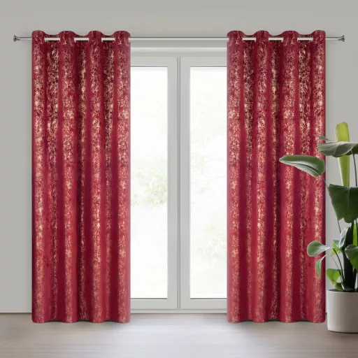 Bordó árnyalatú bársony készfüggöny ,aranyló- festett hatású mintázattal ––fém ringlivel rúdkarnishoz 140X250cm 