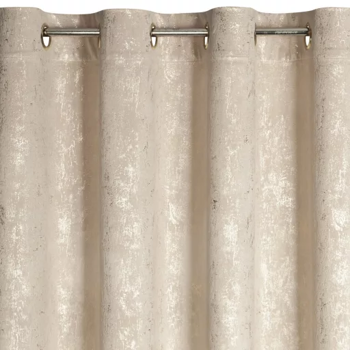Beige árnyalatú bársony készfüggöny ,aranyló- festett hatású mintázattal ––fém ringlivel rúdkarnishoz 140X250cm 