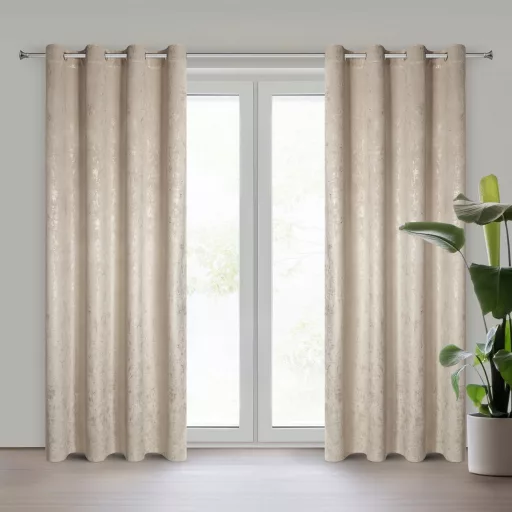 Beige árnyalatú bársony készfüggöny ,aranyló- festett hatású mintázattal ––fém ringlivel rúdkarnishoz 140X250cm 