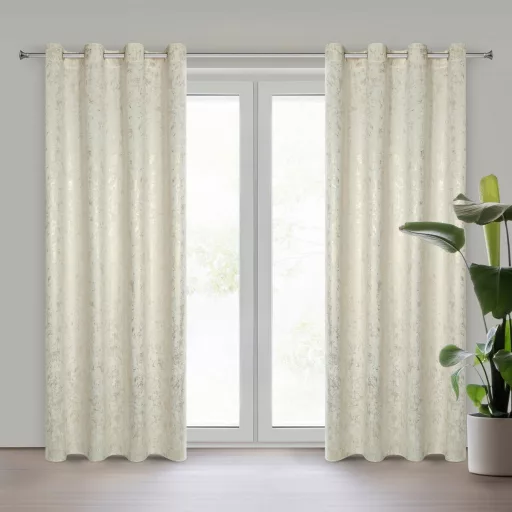 Krém árnyalatú bársony készfüggöny ,aranyló- festett hatású mintázattal ––fém ringlivel rúdkarnishoz 140X250cm 