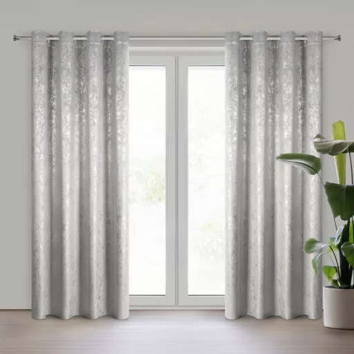 Szürke árnyalatú bársony készfüggöny ,aranyló- festett hatású mintázattal ––fém ringlivel rúdkarnishoz 140X250cm 