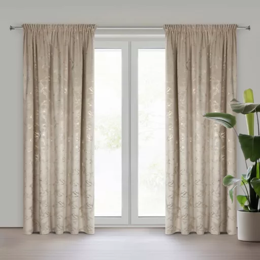 Beige színű bársony dekorfüggöny aranyló márványmintával – Elegáns készfüggöny –egyenletes ceruza ráncolóval, rúdkarnisra és sínes karnisra, csipesszel és kampóval rögzíthető 140X270cm 