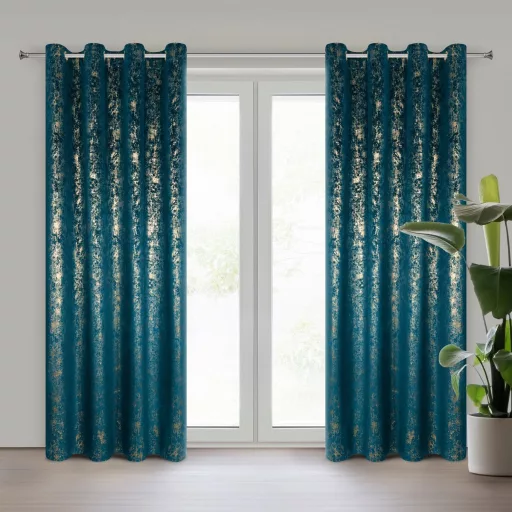 Mély petrolkék árnyalatú bársony készfüggöny ,aranyló- festett hatású mintázattal ––fém ringlivel rúdkarnishoz 140X250cm 