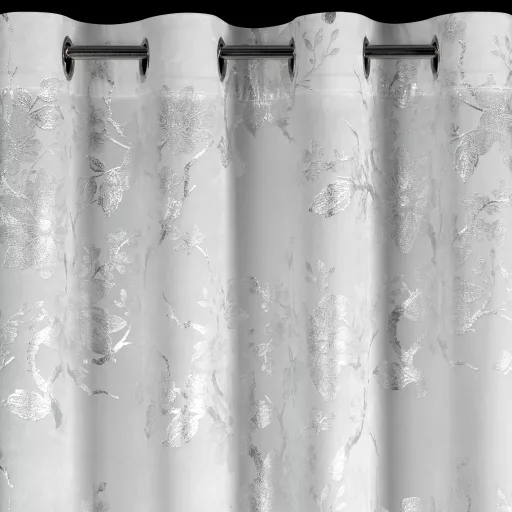 Ezüst virágmintás sötétítő függöny – Elegáns fehér  bársony dekorfüggöny fényes  mintával – ezüst ringlikkel 140X250cm 