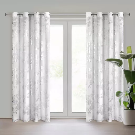 Ezüst virágmintás sötétítő függöny – Elegáns fehér  bársony dekorfüggöny fényes  mintával – ezüst ringlikkel 140X250cm 