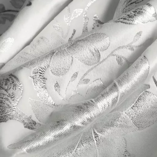 Ezüst virágmintás sötétítő függöny – Elegáns fehér  bársony dekorfüggöny fényes  mintával – ezüst ringlikkel 140X250cm 