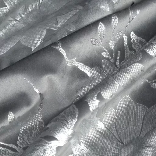 Ezüst virágmintás sötétítő függöny – Elegáns szürke  bársony dekorfüggöny fényes  mintával – ezüst ringlikkel 140X250cm 