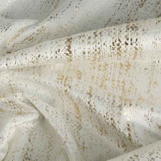 Krém árnyalatú bársony készfüggöny ,aranyló esőszerű  mintázattal ––arany fém ringlivel rúdkarnishoz 140X250cm 