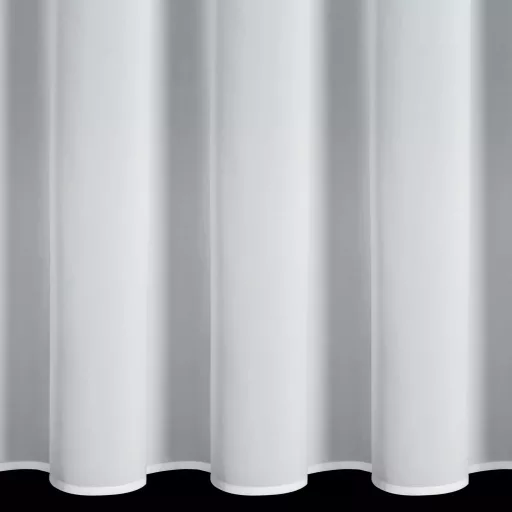 Modern fehér voile készfüggöny fém karikás kivitelben, rúdkarnisra. Könnyed, áttetsző anyaga kellemes természetes fényt enged a helyiségbe, miközben elegáns megjelenést biztosít, 140X250