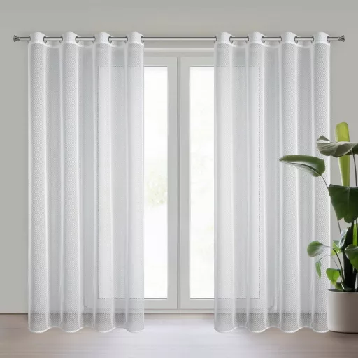 Fehér hálós mintás voile készfüggöny – modern geometrikus textúrával, fényáteresztő függöny - fémkarikákkall, rúdkarnishoz. 140X250cm 