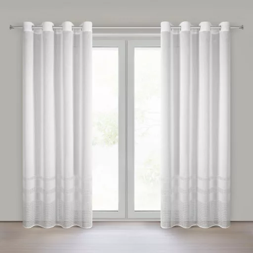 Fehér struktúrált voile készfüggöny dekorcsíkos szegéllyel – modern, fényáteresztő függöny ringlis kivitelben 140X250cm 