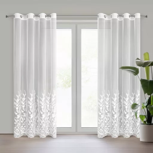 Fehér voile készfüggöny elegáns hímzett levélmintával – fényáteresztő függöny fémkarikákkall, rúdkarnishoz. 140X250cm 